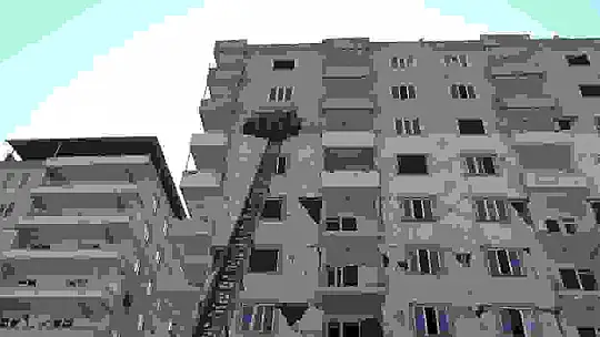 Canlarını hiçe sayıp ağır hasarlı binalardan eşya taşıyorlar