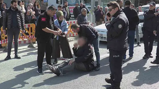 Çarptığı yayanın başında hüngür hüngür ağladı