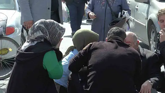 Çarptığı yayanın başında hüngür hüngür ağladı