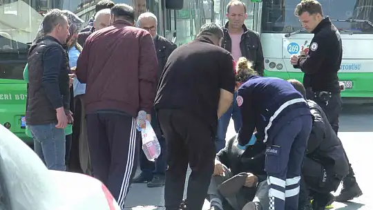 Çarptığı yayanın başında hüngür hüngür ağladı