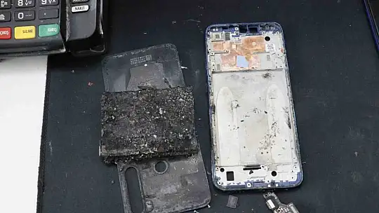 Cep telefonu bomba gibi patladı