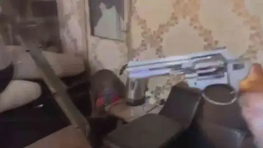 İş yerine operasyon yapıldı çok sayıda silah ve mermi ele geçirildi