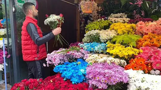 Çiçekçilerde 'Öğretmenler Günü' mesaisi