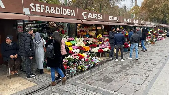 Çiçekçilerde 'Öğretmenler Günü' mesaisi