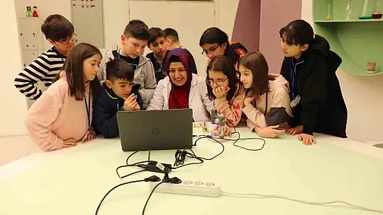 Çocuklar 'bilim' dolu tatil geçirdi