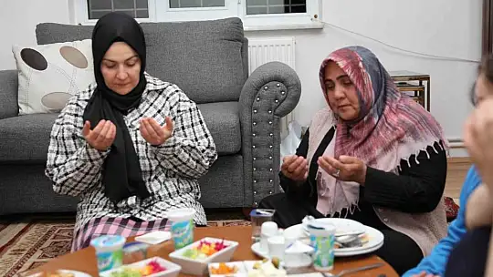 Çolakbayrakdar ailesi depremzede aileyle iftar açtı