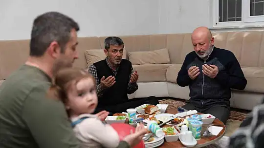 Çolakbayrakdar ailesi depremzede aileyle iftar açtı