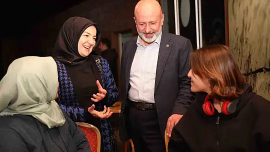 Çolakbayrakdar çifti, iftarı depremzede öğrenciler ve aileleriyle açtı