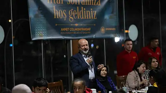 Çolakbayrakdar çifti, iftarı depremzede öğrenciler ve aileleriyle açtı