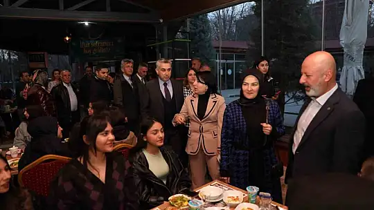 Çolakbayrakdar çifti, iftarı depremzede öğrenciler ve aileleriyle açtı