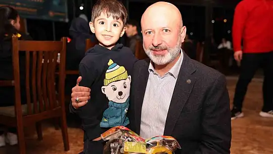 Çolakbayrakdar çifti, iftarı depremzede öğrenciler ve aileleriyle açtı