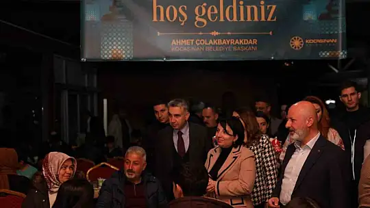 Çolakbayrakdar çifti, iftarı depremzede öğrenciler ve aileleriyle açtı