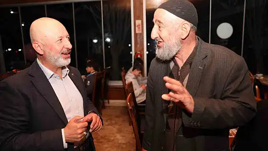 Çolakbayrakdar çifti, iftarı depremzede öğrenciler ve aileleriyle açtı