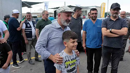 Çolakbayrakdar'dan vatandaşlara ikram