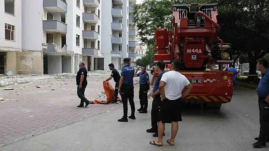 Cüzdanı çalınınca ağır hasarlı binanın damına çıkarak intihara kalkıştı