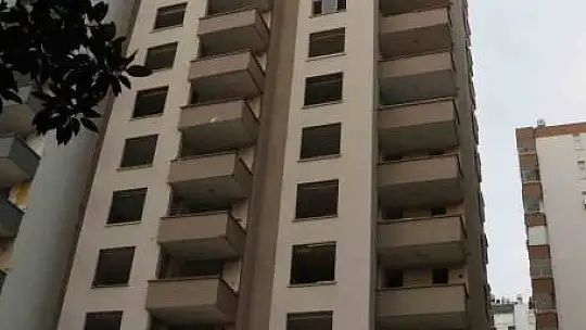 Cüzdanı çalınınca ağır hasarlı binanın damına çıkarak intihara kalkıştı