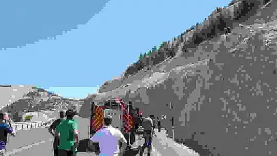 Dağ çayı toplarken depreme yakalandı, ayakları kayıp kayalıklardan düştü