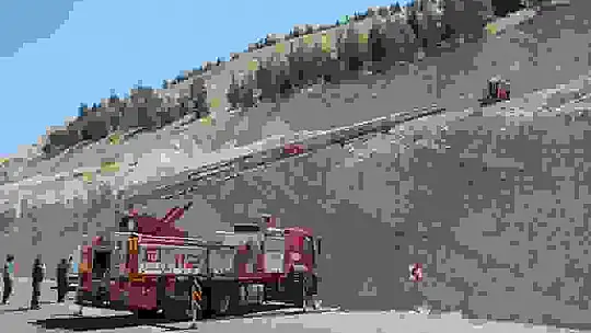 Dağ çayı toplarken depreme yakalandı, ayakları kayıp kayalıklardan düştü