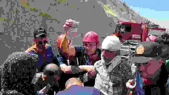 Dağ çayı toplarken depreme yakalandı, ayakları kayıp kayalıklardan düştü