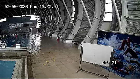 Deprem anında havuz taştı, o anlar kamerada