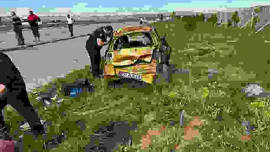 Deprem bölgesine oy vermeye gittiler, dönüş yolunda takla attılar