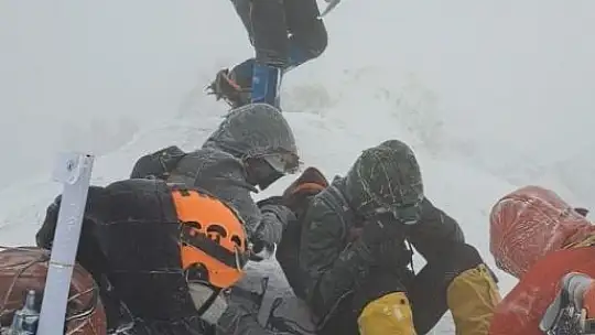 Deprem şehitlerini zirvede andılar