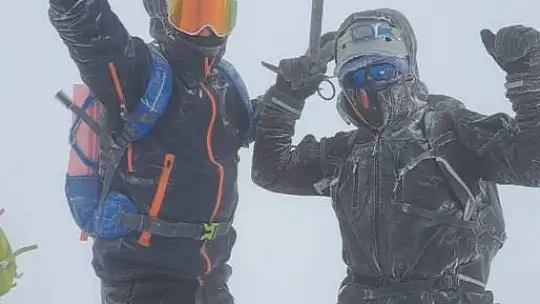 Deprem şehitlerini zirvede andılar