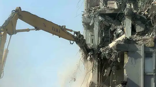 Depremde ağır hasar gören bina yıkılıyor, toz bulutu etrafı kapladı