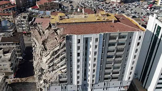 Depremde ağır hasar gören bina yıkılıyor, toz bulutu etrafı kapladı