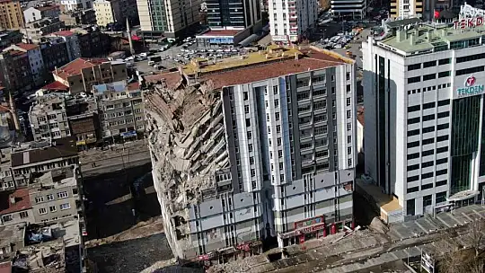 Depremde ağır hasar gören bina yıkılıyor, toz bulutu etrafı kapladı