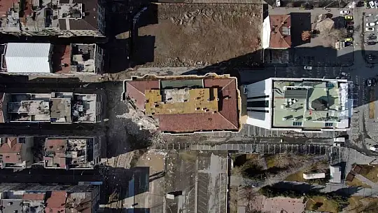 Depremde ağır hasar gören bina yıkılıyor, toz bulutu etrafı kapladı