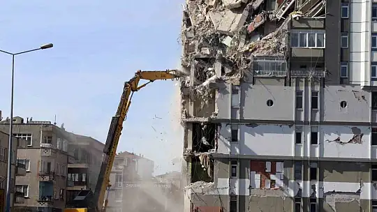 Depremde ağır hasar gören bina yıkılıyor, toz bulutu etrafı kapladı