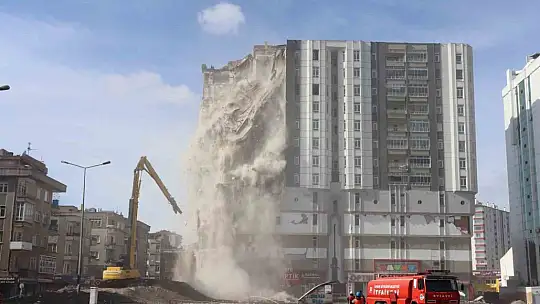 Depremde ağır hasar gören bina yıkılıyor, toz bulutu etrafı kapladı