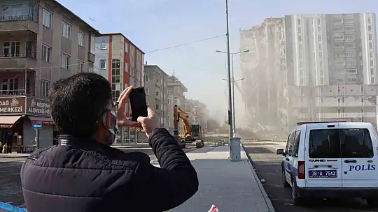 Depremde ağır hasar gören bina yıkılıyor, toz bulutu etrafı kapladı