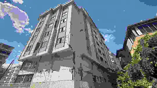 Depremde hasar alan bina korkutuyor