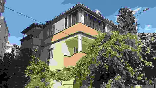 Depremde hasar alan bina korkutuyor