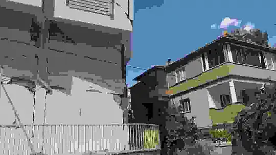 Depremde hasar alan bina korkutuyor