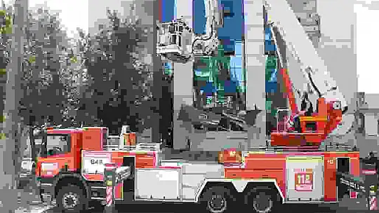 Depremde hasar gören Kur'an kursu binasında yangın paniği