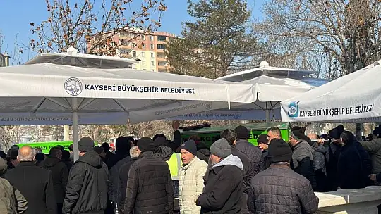 Depremde hayatını kaybeden anne ile oğlu toprağa verildi