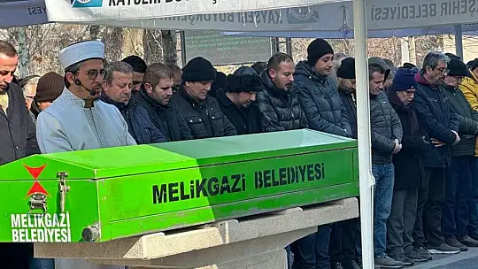 Depremde hayatını kaybeden anne ile oğlu toprağa verildi