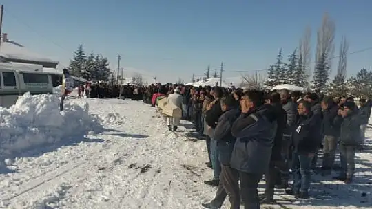 Depremde hayatını kaybeden polis ve ailesi toprağa verildi