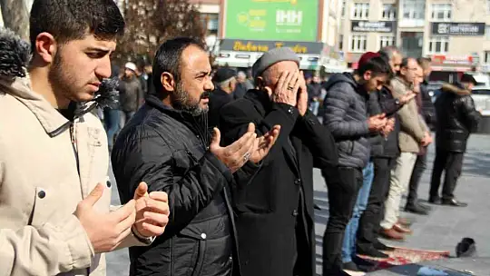 Depremde hayatını kaybedenler için gıyabi cenaze namazı kılındı