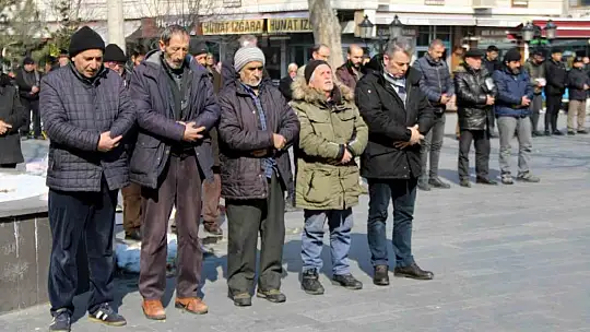 Depremde hayatını kaybedenler için gıyabi cenaze namazı kılındı