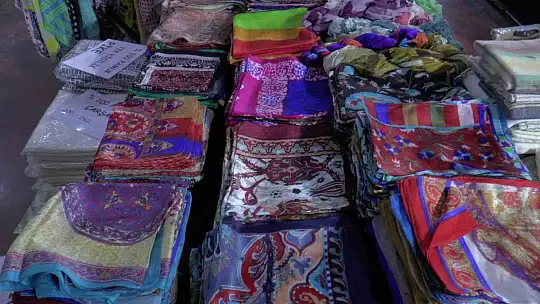 Depremde kurtardığı ürünlerile işine devam ediyor