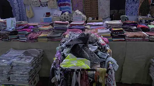 Depremde kurtardığı ürünlerile işine devam ediyor