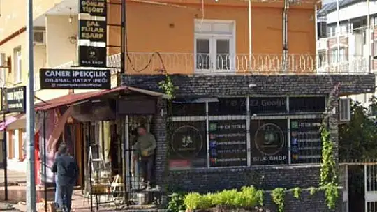 Depremde kurtardığı ürünlerile işine devam ediyor