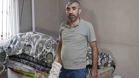 Depremden hasarsız çıkan evin tavanı çöktü