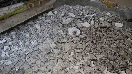 Depremden hasarsız çıkan evin tavanı çöktü