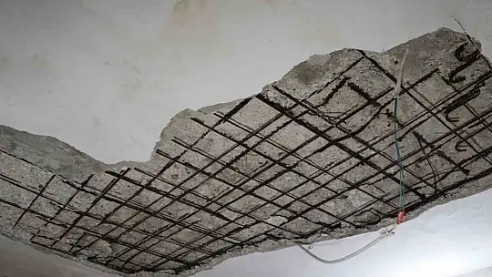 Depremden hasarsız çıkan evin tavanı çöktü