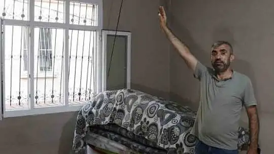 Depremden hasarsız çıkan evin tavanı çöktü